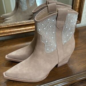NWOT Oasis Society pearl studded Tan Western Boots. Size 7.5.  Pointed toe.